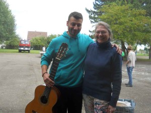 Eine Gitarre für Vasim: Zweite RoBiNet-Flüchtlingsaktion in der Anne-Frank-Schule