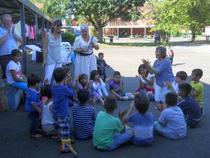 Musik, Gespräch und Freundlichkeit: RoBiNet-Flüchtlingsaktion in der Anne-Frank-Schule